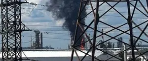В Перми после атаки дронов горит один из крупнейших НПЗ России: Зеленский подтвердил удар