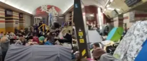 После предупреждения Зеленского киевляне массово укрываются: метро переполнено, возле парковок образовались пробки