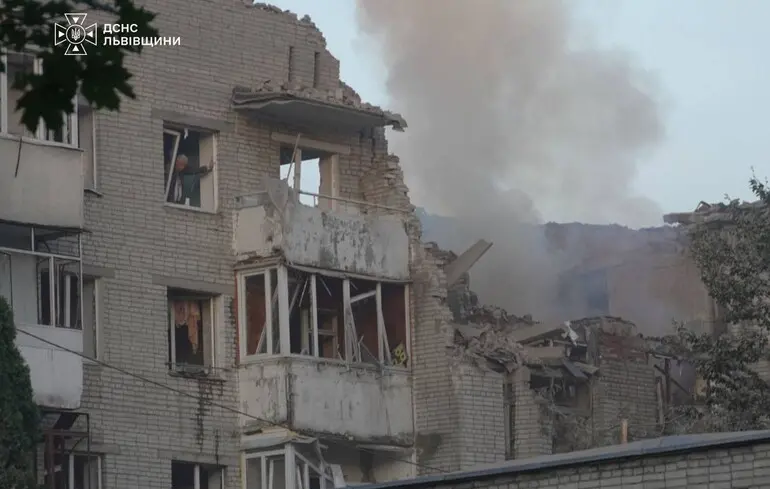 Во Львове стало еще больше пострадавших, самому младшему — 6 лет: фото и видео последствий обстрела