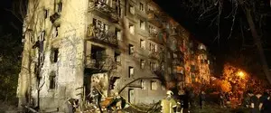 Девять погибших и раненые: ГСЧС опубликовала фото последствий баллистического удара по пяти районам Киева