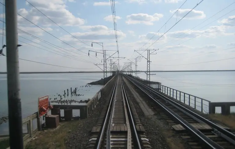 ЗСУ влучили у два залізничні мости та склад морських безекіпажних катерів у Криму
