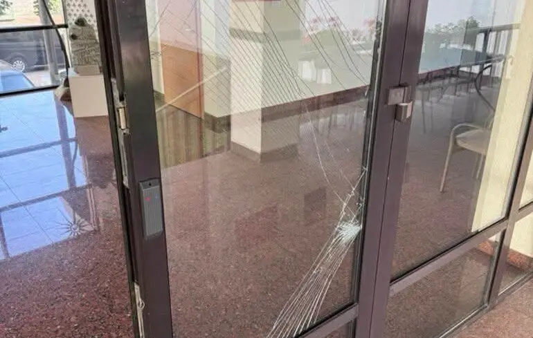 У Києві внаслідок удару РФ пошкоджено будівлю посольства Литви: у МЗС показали фото та відео наслідків
