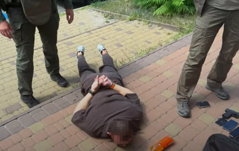 ВАКС взяв під варту підозрюваного у вимаганні 1 млн доларів за вплив на рішення СБУ