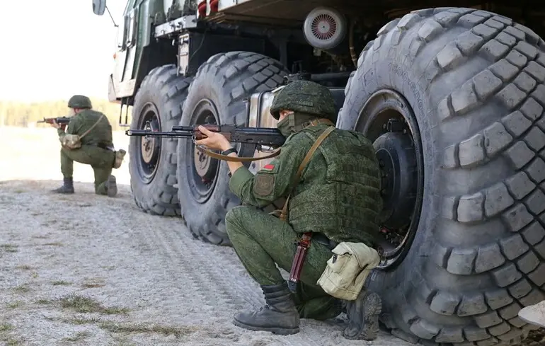 Білорусь формує бригаду за 40 км від України: коли завершать