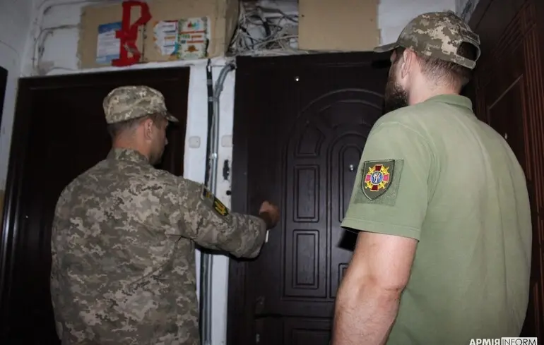 У Луцьку чоловіка затримали в під’їзді ЖК: у ТЦК пояснили інцидент