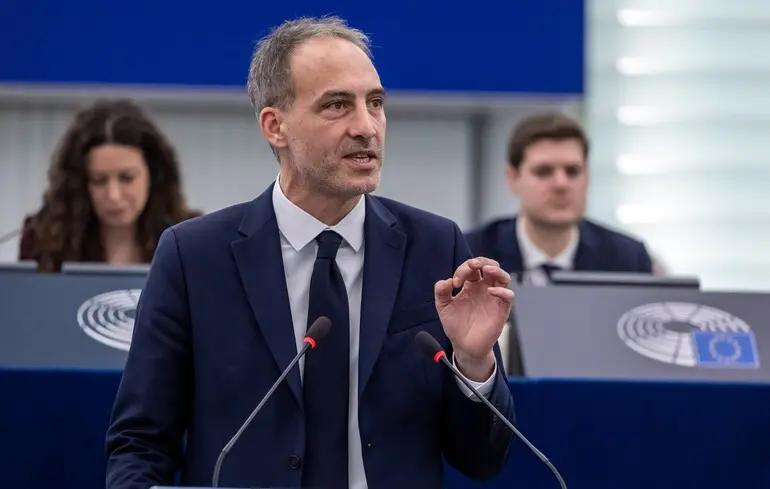 Французький політик Рафаель Глюксманн заявив про операцію ГРУ із дискредитації