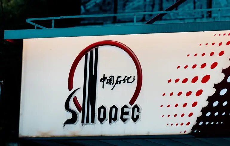 Китайський нафтопереробний гігант Sinopec нарощує постачання російської нафти — Reuters