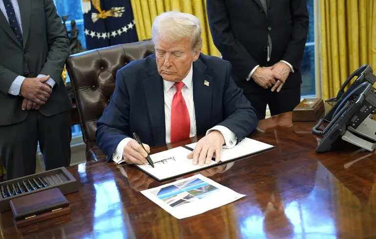 Трамп підписав нові укази, щоб обмежити право на громадянство за народженням у США