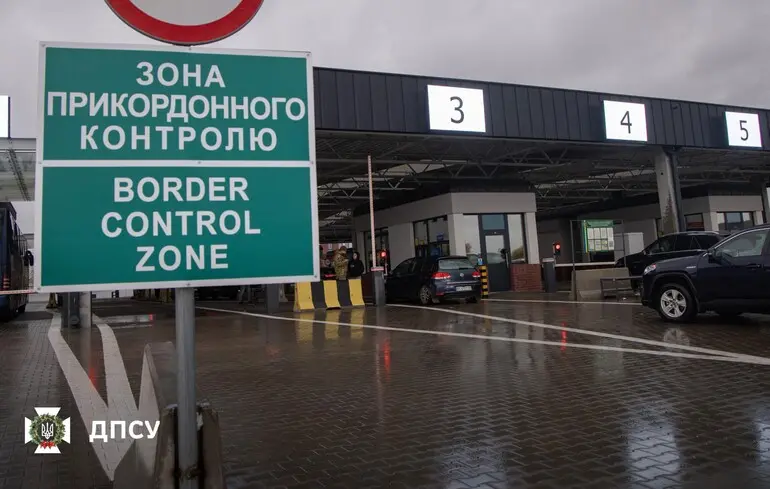 Почти четверть миллиона украинцев не вернулись после выезда за границу в первом полугодии — Опендатабот