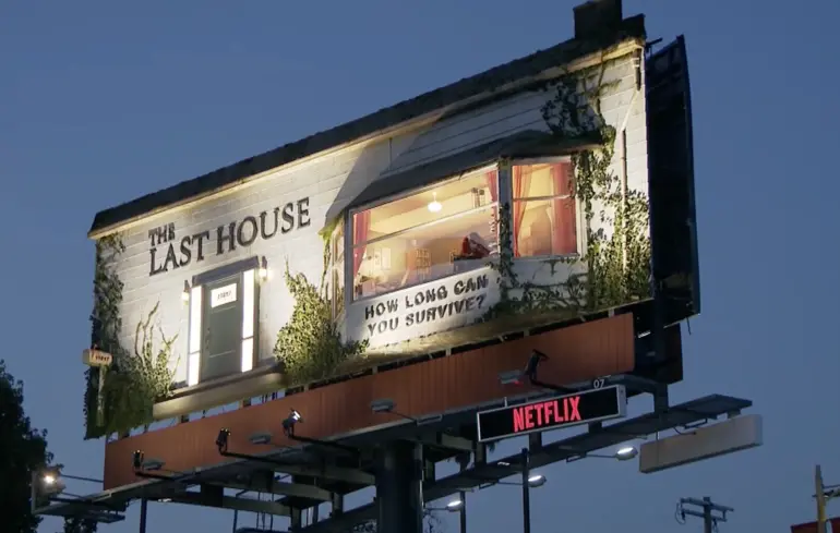 Netflix поселив чоловіка в білборд у Лос-Анджелесі: компанія рекламує новий фільм