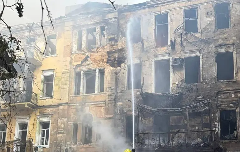 Пошкоджені будинки та згорілі авто: окупанти атакували Одесу, є постраждалі 