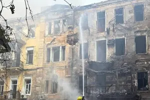 Поврежденные дома и сгоревшие авто: оккупанты атаковали Одессу, есть пострадавшие
