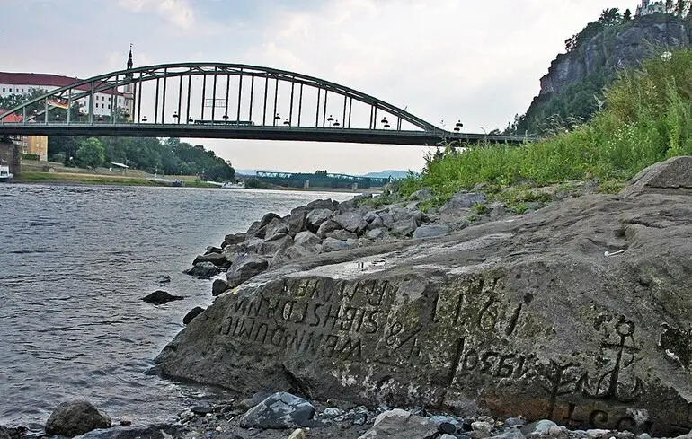 В Німеччині через посуху знову з’явилися з-під води історичні "камені голоду"