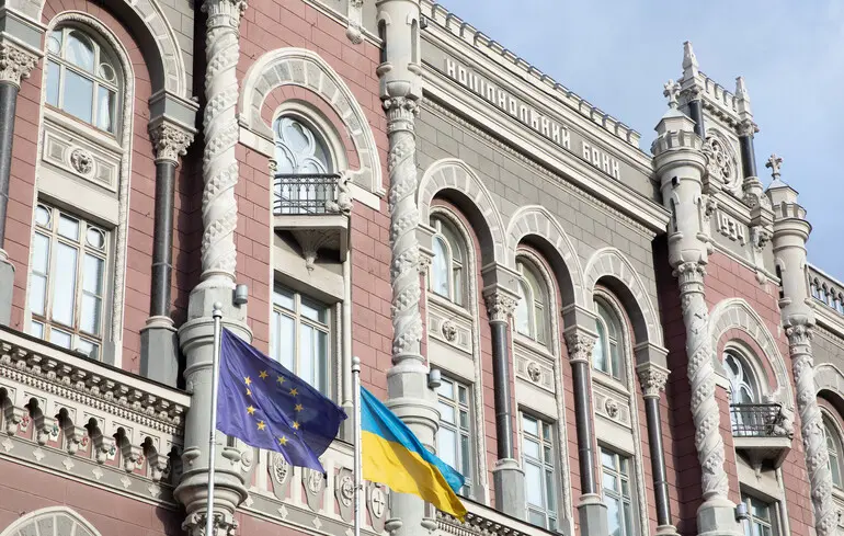 НБУ четвертий тиждень поспіль продає понад $1 млрд валюти
