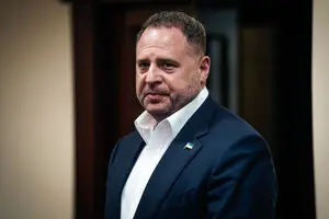 Суд смягчил ограничения в отношении Ермака после наплыва писем от военных