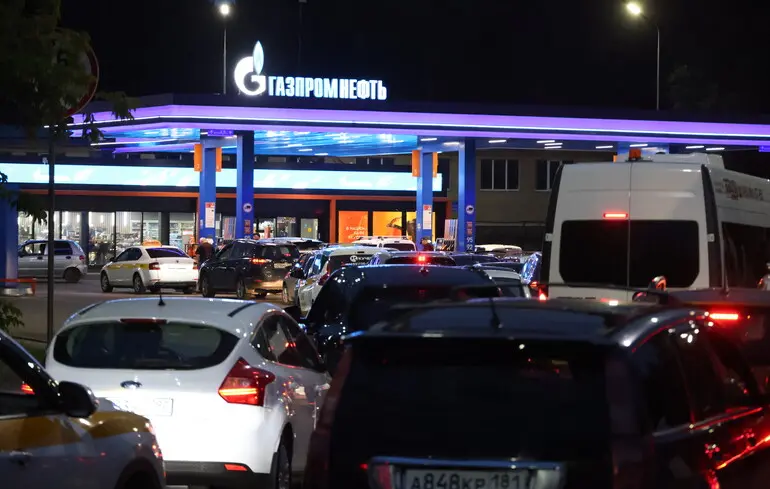 Удари по НПЗ даються взнаки: проблеми з пальним охопили вже 16 регіонів РФ
