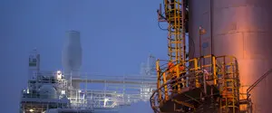 Атака украинских беспилотников приостановила работу крупнейшего в России нефтехимического комплекса — Reuters