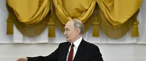 Путін не може вибити двері НАТО, тому намагається проникнути через вікно — Bloomberg
