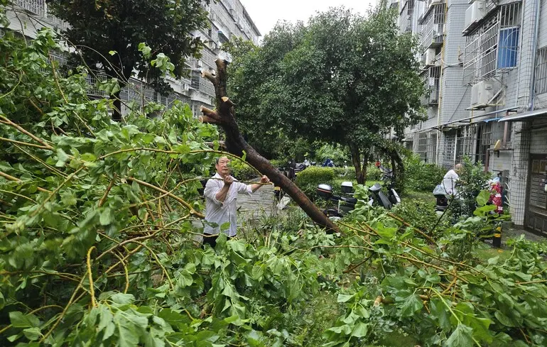 У Пекіні евакуюють тисячі людей через тайфун "Долфин": оголошено найвищий рівень небезпеки
