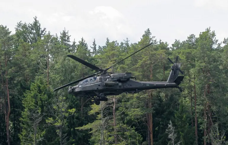 У Техасі розбився військовий гелікоптер Apache: після падіння почалася масштабна пожежа — CNN