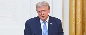 Грузовик кейтеринговой службы и самолет-приманка с журналистами: Reuters рассказывает, как Трампа тайно вывозили из Турции