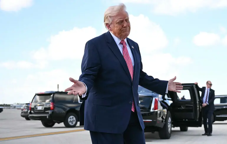 На Трампа подали до суду: позов вимагає заборонити продавати ранній доступ до дописів у Truth Social