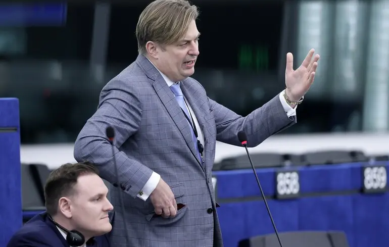 Через 200 пляшок шампанського депутат AfD отримав ордер на арешт
