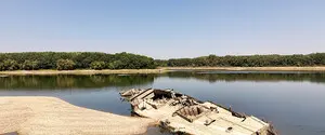 Венгрия топит баржи в Дунае: что произошло