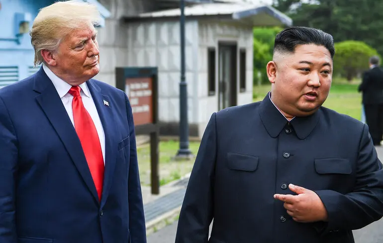 Лідер КНДР Кім Чен Ин та президент США Дональд Трамп у демілітаризованій зоні Пханмунджом на кордоні двох Корей, 30 червня 2019 року.