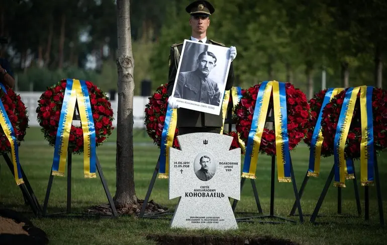 Здійснення клятви через 88 років: Євгена Коновальця перепоховали на НВМК