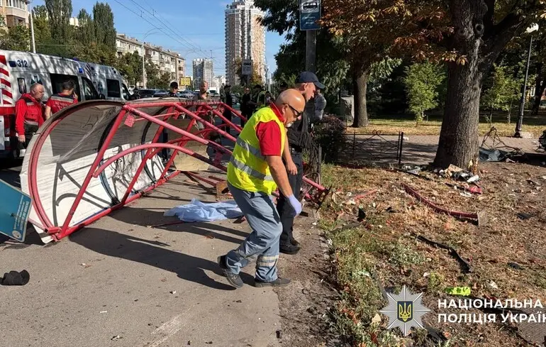 У Києві сталася смертельна ДТП: водій на швидкості в’їхав у зупинку з людьми