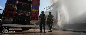 В Киеве загорелся бизнес-центр после падения обломков БПЛА