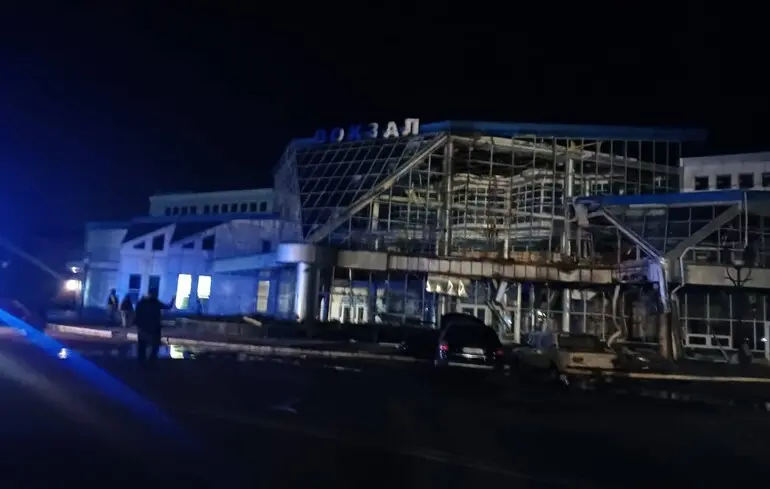 Росіяни били по енергетиці та суттєво пошкодили залізничний вокзал на Одещині
