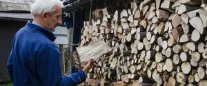 Гроші на дрова: жителям прифронтових регіонів продовжили програму допомоги