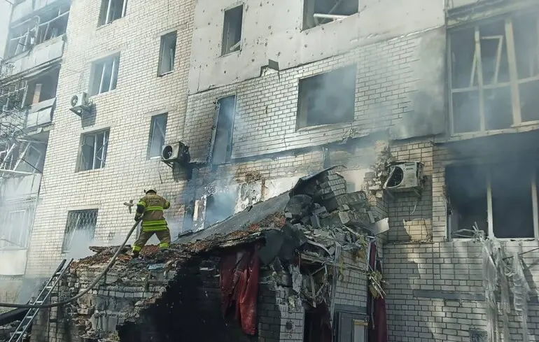 Росіяни вдарили дроном по багатоповерхівці в Чернігові. Серед 14 поранених є діти