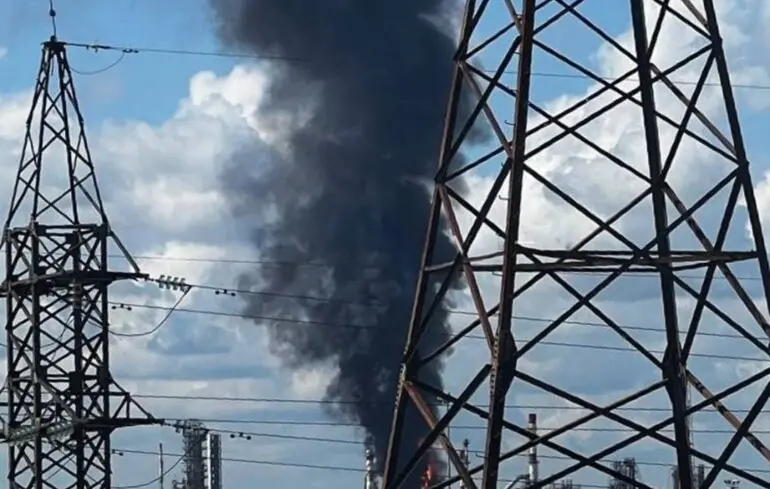 Українські дрони знову зупинили Пермський НПЗ — Reuters