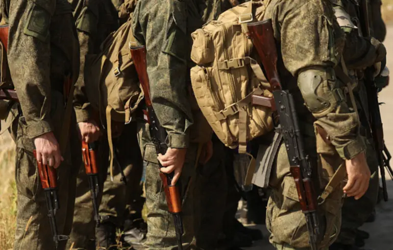 У Росії набирає обертів прихована мобілізація: у 17 регіонах чоловіків силою змушують підписувати контракти