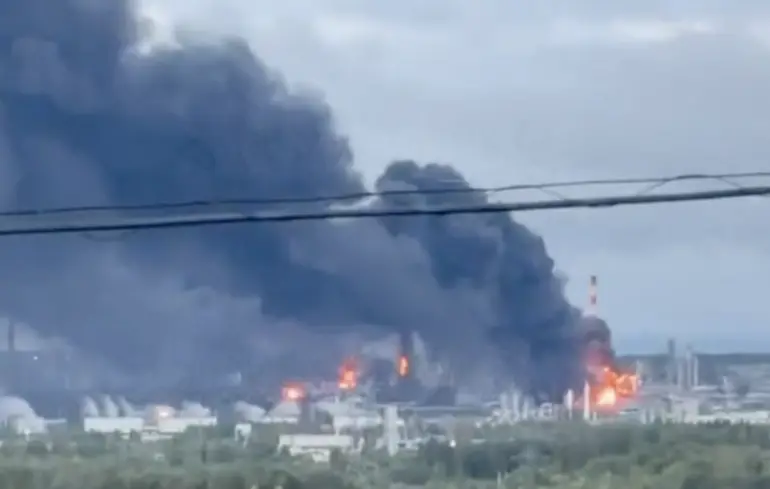 Дрони вдарили по одному з найбільших НПЗ Росії: у Кстово спалахнула масштабна пожежа