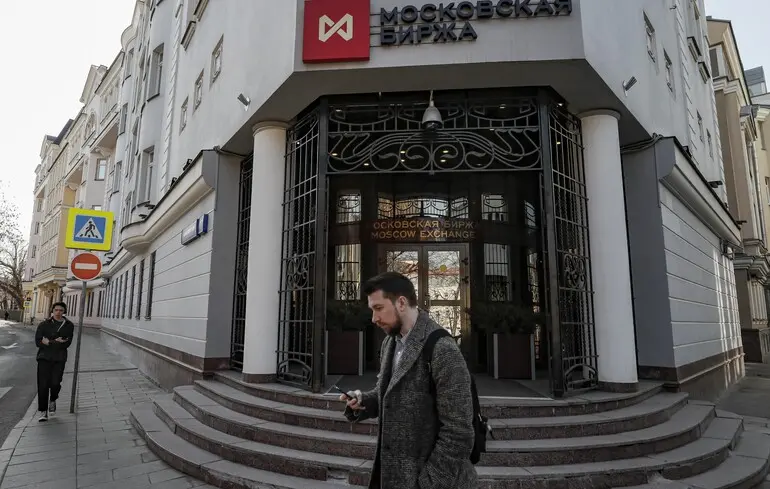 На порозі фінансового краху: росіяни рекордно понесли гроші на біржу та за кілька місяців втратили сотні мільярдів