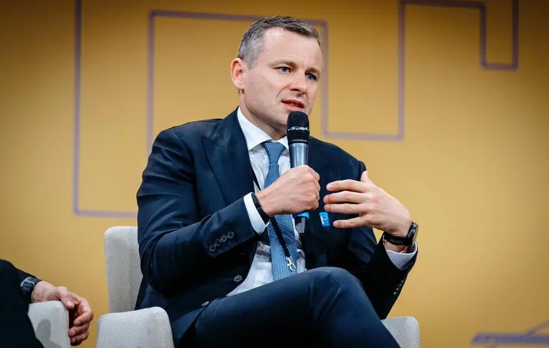 «Податок на OLX» застряг у Зеленського через правки про PEP: у Мінфіні пояснили ситуацію
