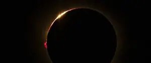 Во время затмений солнечная корона кажется белой, но в Испании она стала золотой: почему