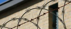 Перепиливал решетку и спускался на простынях: в Испании поймали «мастера побегов»