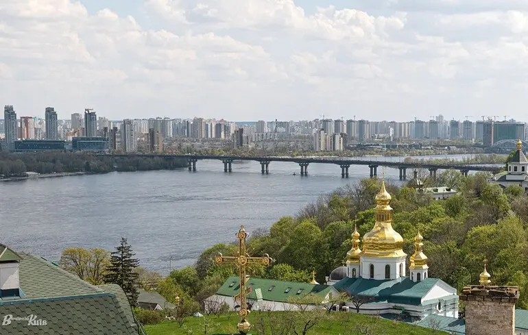 Реактивні "Шахеди" масовано атакують Київ: над центром здіймається дим