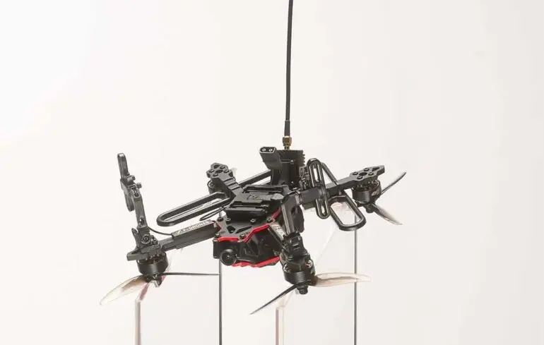 «Швидко дістав — швидко уразив»: F-Drones представила компактний FPV-дрон F5 для штурмовиків