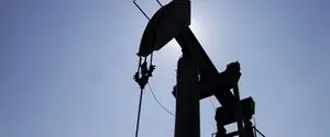 Нефть подешевела на фоне переговоров по поводу Ормуза и войны в Украине — Bloomberg