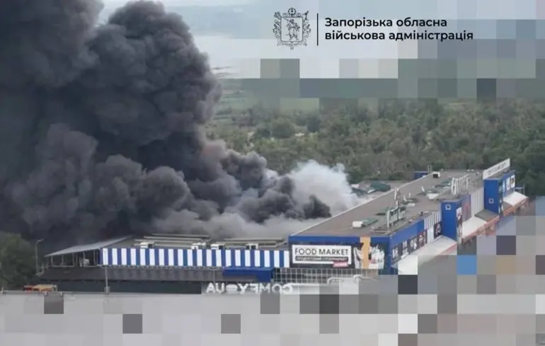 Росіяни вдарили по «Епіцентру» в Запоріжжі: відео