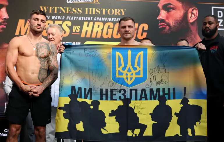"Ми незламні: ексчемпіон світу Берінчик розгорнув прапор України перед боєм у Лондоні