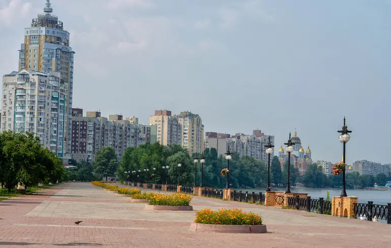 Дрони атакували два райони Києва: пошкоджено кафе, постраждала дитина