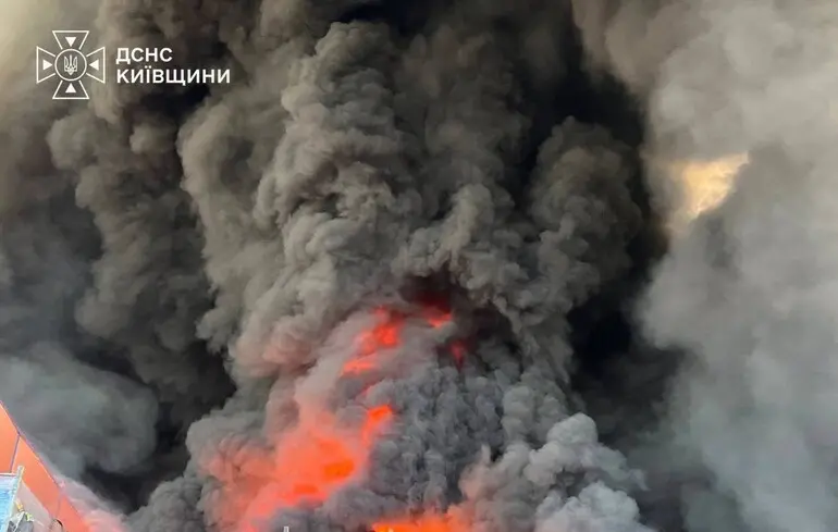 Росіяни повторно атакували склади на Київщині: фото та відео масштабної пожежі 