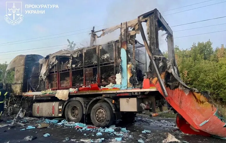 РФ атакувала дроном вантажівку поштової служби на Харківщині: водій дістав поранення